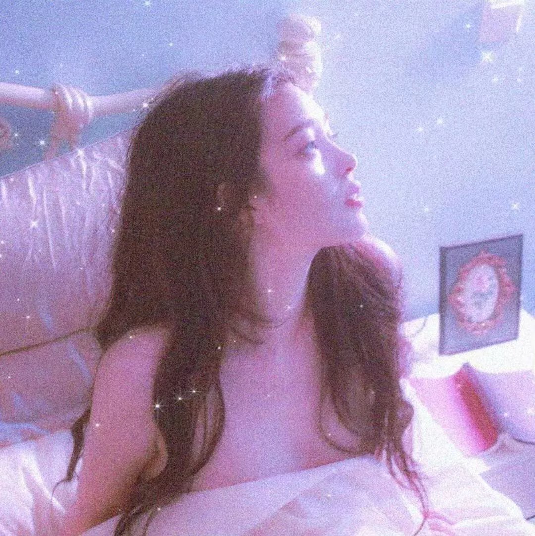 两位穿着同样内衣的女子